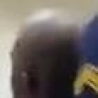 Un guardia y policías ayudan a bajar al afectado del vehículo.