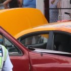 El taxista se chocó contra una camioneta luego de ser baleado por motorizados.