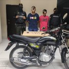 Los ciudadanos se movilizaban en una moto, que forma parte de las evidencias.