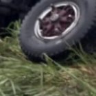 El cadáver de la víctima quedó tirado en la vía.