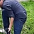 Momentos en que los rescatistas sacaban el cuerpo del río.