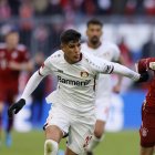 Piero Hincapié (i) no tuvo problemas en frenar a Thomas Mueller del Bayern Munich.