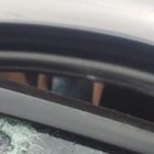 El carro en el que circulaba la víctima quedó con un montón de orificios de bala.