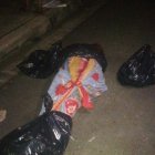 El cadáver fue envuelto en una sábana con diseños de flores.  Adicionalmente, fundas negras de plástico cubrían los extremos que no alcanzó a ocultar la tela.