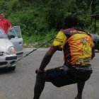 Emilio puede arrastrar un auto con cuatro personas en su interior. Asegura que también puede halar buses.