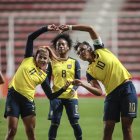 Emely Arias (2 goles), Paulina Rosillo y Nayeli Bolaños (3) festejando la goleada de Ecuador.