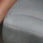 Dos vehículos fueron afectados por la fuga de agua. Las llantas de uno de los carros quedaron obstaculizadas por lodo y tierra.