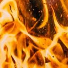 La mujer habría incendiado cartones y cables en una habitación.