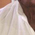 Sabino posa con la edición dominical de EXTRA que le permitió tener dinero para comprar sus medicinas.