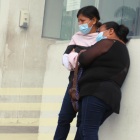 Nathaly Zavala (esposa) y Guadalupe Suárez (tía) lloran la muerte de Over Suárez (circulo).