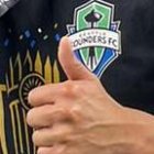 Xavier Arreaga en la cancha festejando con el compatriota Mauricio Murillo.