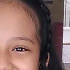 Milena Cruz, de 10 años, quiso salir con Monchis, que vio la cámara y posó.