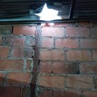 No es una claraboya, es el orificio que una explosión causó en una vivienda en el sector