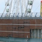 Los daños en la fachada de la estructura donde se asienta la noria son eviedentes desde la ría.