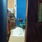 Los familiares cubrieron el cadáver de Silvia con una sábana. En el fondo una persona llora por la fallecida.