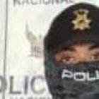 Para robar y distraer a la policía, el sujeto utilizaba una motocicleta, una peluca y uniforme de una institución pública.