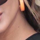 Estudia  

canto desde los 8 años. Es la mayor de tres hermanos.