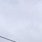 En las calles Morona y Río Blanco, de la ciudadela Dáger, en Milagro, los camioneros encuentran obstáculos aéreos.