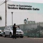 La mujer herida fuera del hospital del IESS se mantiene internada en esa casa de salud.