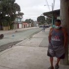 Cuatro criminales en dos motocicletas atentaron en contra de un grupo de personas que jugada naipes en un parterre.