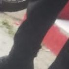 Momento en que apresaron a uno de los sospechosos detenido y cerca a él un arma que mandaron a analizar.