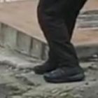 Consternados, los lugareños cubrieron con una sábana su cadáver. Policía acudió al punto para investigar el hecho.