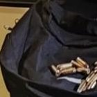 Entre las evidencias, además del arma, está el vehículo, el cual portaba una placa que no le correspondía.