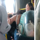 Una joven que terminó golpeando a una pasajera llevaba en su espalda al minino que terminó zarandeado durante el pito.