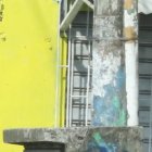 En calles aledañas a las del asadero en donde se produjo el estallido y posterior asesinato,  algunos negocios lucen cerrados. Es un efecto visible del temor que tienen sus propietarios.