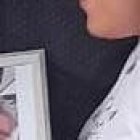 Los tres hijos de la víctima sostienen un portarretrato con la imagen de su padre. Está sonriente. Así lo recuerdan.