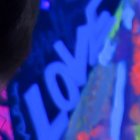 Los colores neón los usa para sus presentaciones como DJ.