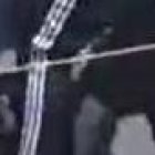 En las redes sociales se viralizó el video donde se observa a un hincha del Manta ser golpeado por supuestos aficionados de Defín.