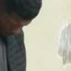 Cinco extranjeros fueron  detenidos por tenencia de armas. Se paseaban con una metralleta en el centro de la ciudad. La policía la encontró debajo de una cama.