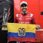 El piloto Juan Manuel Correa con la bandera de Ecuador y el trofeo tras ganar la última válida de la European Le Mans Series.