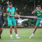Como en los viejos tiempos, Fabián Bustos junto a Xavier Arreaga y Byron Castillo en el entrenamiento de Barcelona. Los tres regresaron.