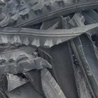 La textura del material,    
les permite a los artistas ‘jugar’ con ellos para , con trazos, calados y recortes, poder dar rienda suelta a sus creaciones.