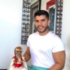 El presentador mostró la muñeca a Diario Extra.