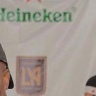 Jhegson Méndez con el trofeo de campeón de la MLS que alcanzó con el equipo de LAFC.