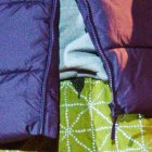 Bad Bunny  

lució una campera con capucha. Debido al frío capitalino su atuendo no fue tan playero como su música.