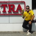 Holger Flores moya posa feliz con la camiseta oficial de la selección de Ecuador que ganó con la Despegadita Mundialista de EXTRA.