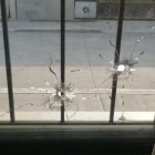 Los balazos dañaron los vidrios de la ventana.
