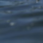 Los sobrevivientes se aferraron a contenedores plásticos hasta ser rescatados.