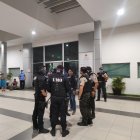 La Policía informó que los sujetos trataron de llegar al segundo piso del hospital.