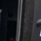 El vehículo Hyundai gris quedó a un costado de la vía a la costa.