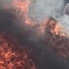 En esta parte de la vía todavía se mira la huella que dejó la quema de la motocicleta.