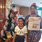 Francisca Chila muestra el  ejemplar de EXTRA que llenó de alegría su hogar.