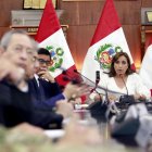 La mandataria Dina Boluarte (d) mientras habla en la reunión del Consejo de Estado, en Lima (Perú).