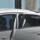 Policías recabaron indicios en el vehículo en el que se movilizaban los implicados la mañana de ayer.