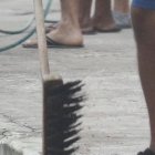 En este punto del suburbio, los vecinos limpiaban restos de sangre que aún se observaban la mañana de este lunes.