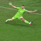 El portero Emiliano Martinez le detuvo el disparo de Kolo Muani (i), de Francia, en los últimos minutos de la final del Mundial Catar 2022.